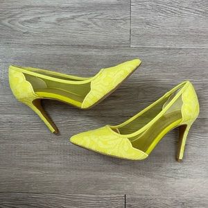 Thalia Sodi pumps